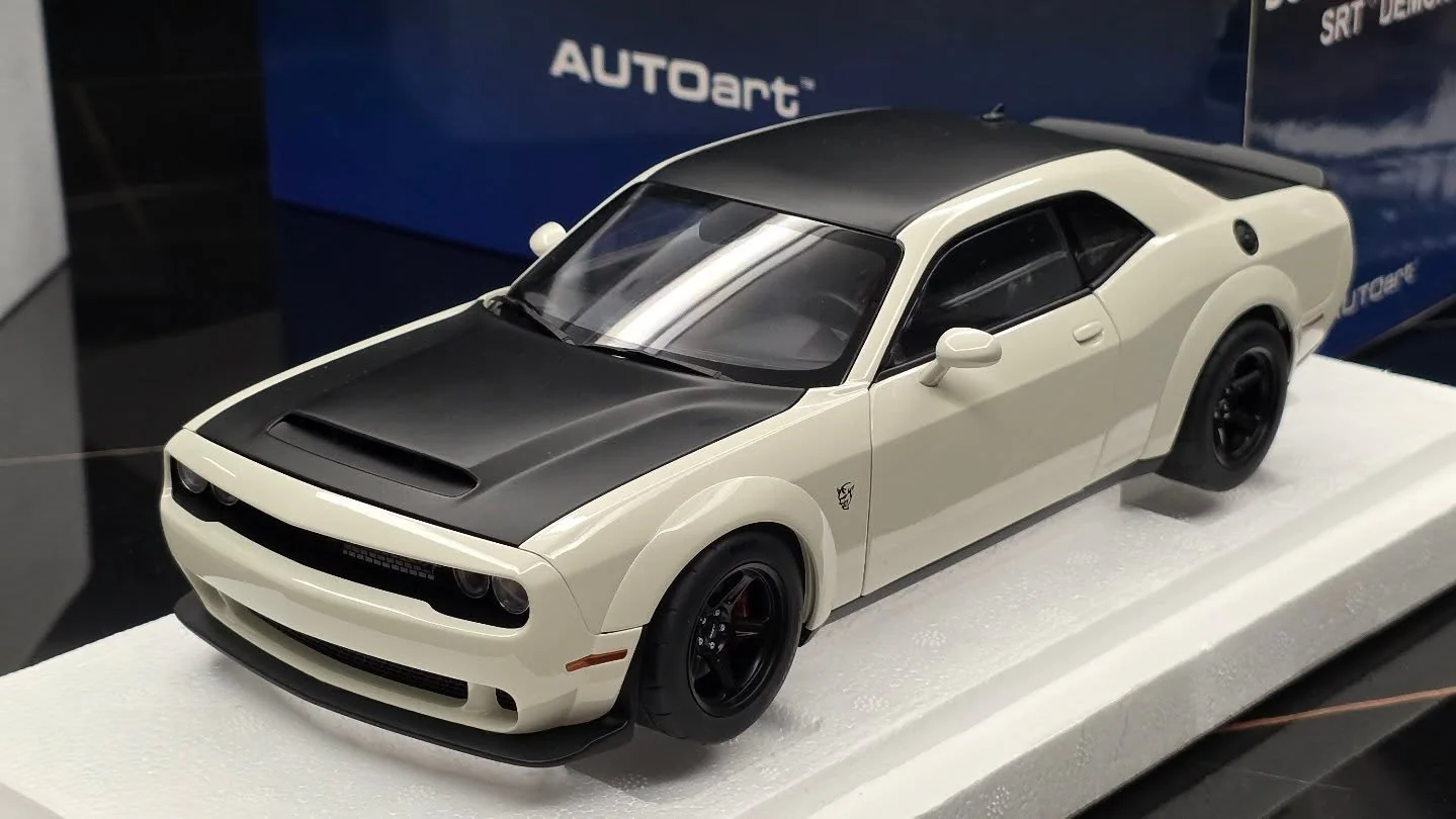 Dodge Dodge Challenger SRT model-car photo